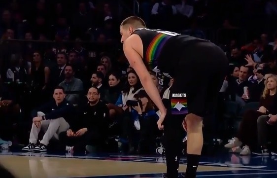 世界杯移动端安装包-让人揪心!约基奇无对抗应力性摔倒&掘金喊暂停 好在无碍继续打